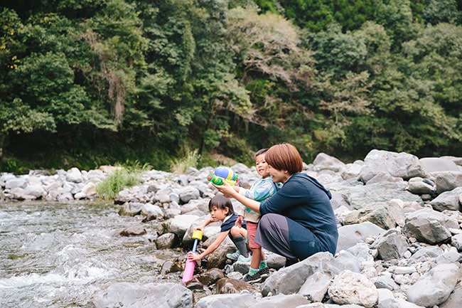 熊本県山江村
熊本県南部の中核都市である人吉市に隣接する山江村。教育環境の充実と手厚い子育て支援制度が魅力となり、子育て世帯の移住者が増えている。