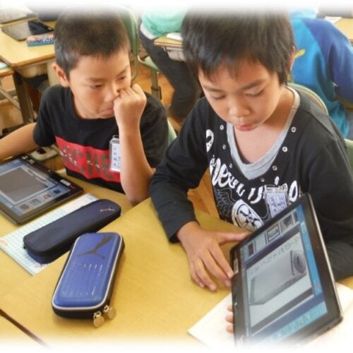 グループ学習でもタブレットを使用。生徒たちが主体的に議論を進めることで学びが深まった。