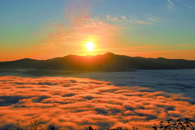 岩手県遠野市の高清水展望台から望む雲海