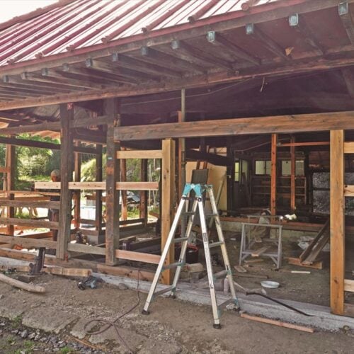 基礎を築き、土台を入れ替え、柱を補修、壁に貫板を差し込み、土壁をつくる準備が完了