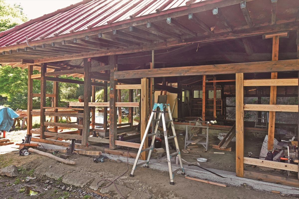 基礎を築き、土台を入れ替え、柱を補修、壁に貫板を差し込み、土壁をつくる準備が完了