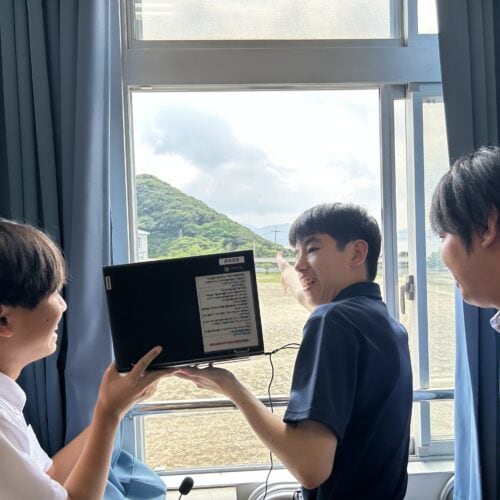 タブレットで窓の外を映し、自分たちのまちを紹介する生徒たち。