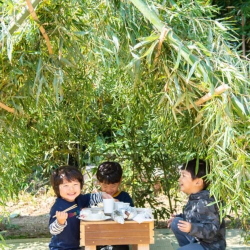 「楽しい暮らしサポーターズ事務局」のイベントにて。完成した竹の基地に入って、良子さんお手製のおにぎりと豚汁でお昼ごはん。3歳から11歳まで、7人の子どもたちが参加した/大分県豊後高田市