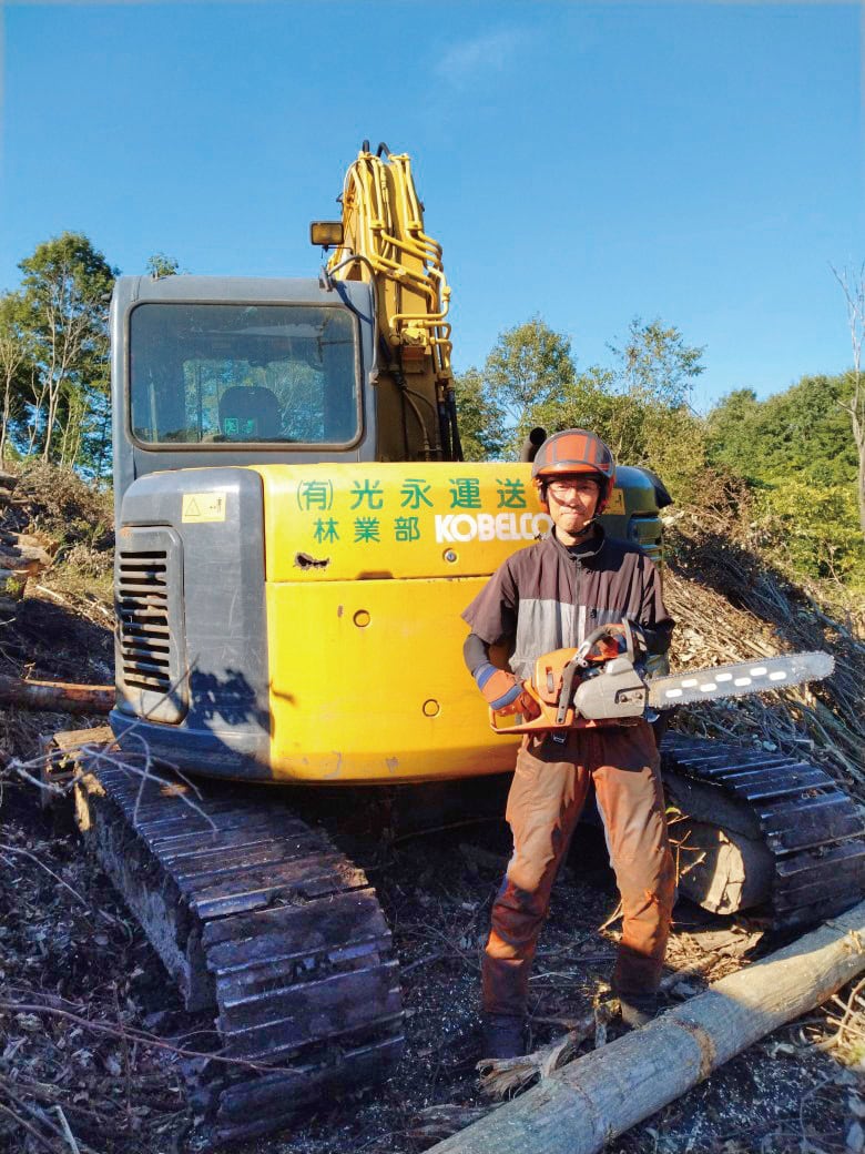 現場での水出さん。現在、緑の雇用のフォレストワーカー1年目だが、今後は重機の免許なども取る予定。