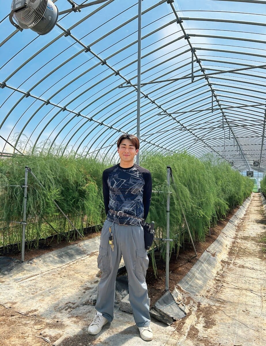 今年4月から安来市内の農事組合法人で正社員として勤務している梶幹弘さん。