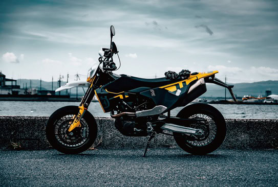 日本各地を愛車のオフロードバイクで旅してきた園田さん。