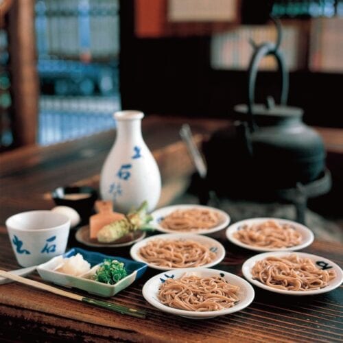 但馬の小京都とも呼ばれる城下町、出石(いずし)。出石焼の小皿に盛り付ける出石そばが名物(兵庫県豊岡市)