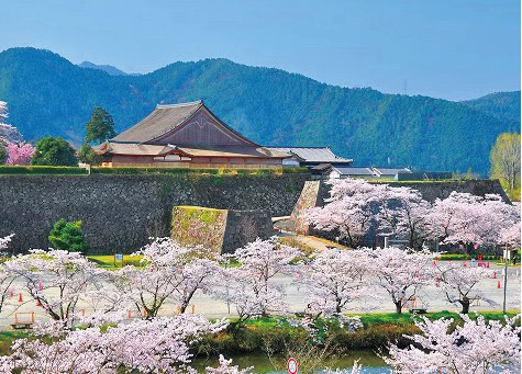 中心地には篠山城跡があり、城下町や宿場町として栄えた歴史が今も感じられる(兵庫県丹波篠山市)