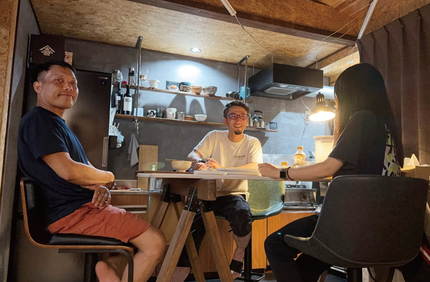 2025年にはシェアハウス「リバ邸鳥取」をオープン。昨年結婚した奥さまと従業員も一緒に暮らしている(鳥取県日南町)