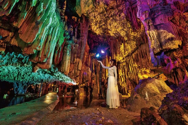 幻想的な光に照らされた横穴鍾乳洞「満奇洞(まきどう)」(岡山県新見市)