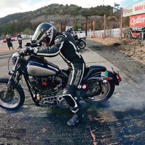 1983年製のハーレーに乗っているという松本さん。最近はドラッグレースに出場できないほどトマト農家の仕事が忙しい(鳥取県日南町)