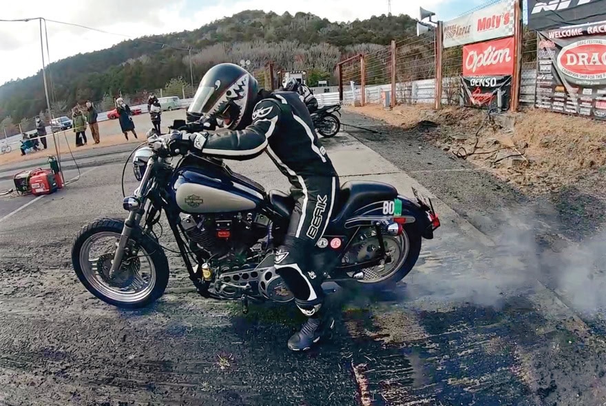 1983年製のハーレーに乗っているという松本さん。最近はドラッグレースに出場できないほどトマト農家の仕事が忙しい(鳥取県日南町)