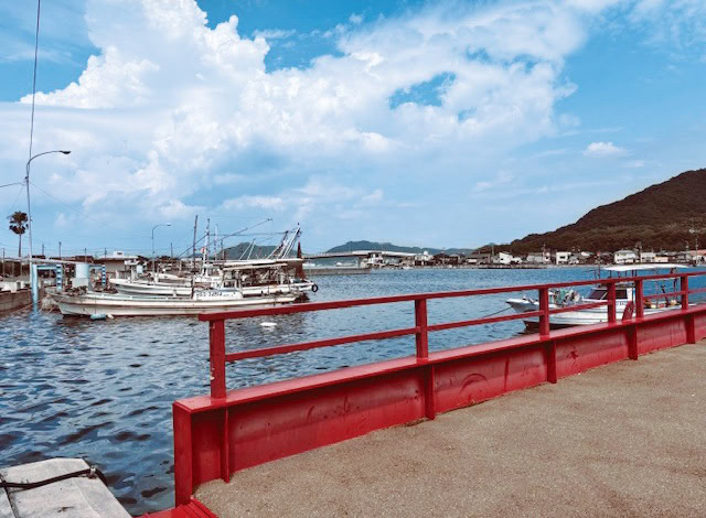 横島は瀬戸内海西部の芸予諸島の一つ。本州とは橋でつながり、漁港からは隣接する田島がすぐ前に見える/広島県福山市