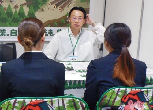 広島県の支援を受け、林業で働きたい人と人材を求める事業体をつなぐ無料職 業紹介所。相談窓口で対応する林業就業アドバイザーの佐々木さん。