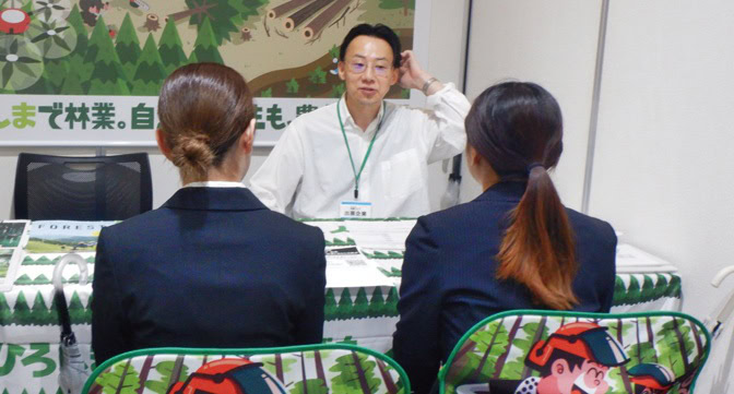 広島県の支援を受け、林業で働きたい人と人材を求める事業体をつなぐ無料職
業紹介所。相談窓口で対応する林業就業アドバイザーの佐々木さん。