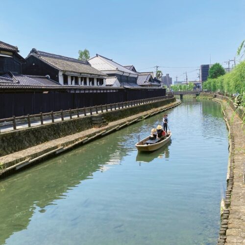 船頭が巴波川(うず まがわ)を案内してくれる「蔵の街遊覧 船」(栃木県栃木市)