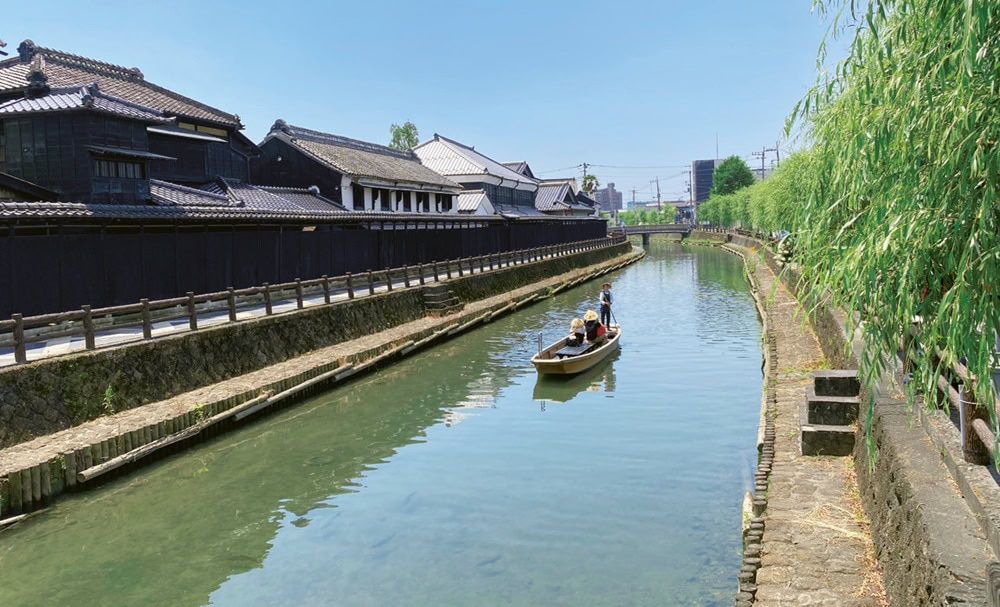 船頭が巴波川(うず
まがわ)を案内してくれる「蔵の街遊覧
船」(栃木県栃木市)