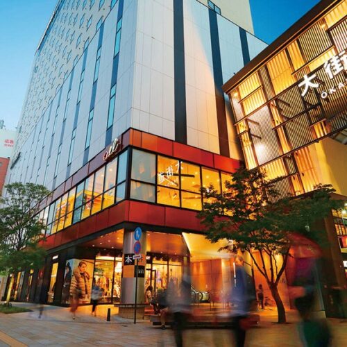 歴史ある大街道商店街。地元で穫れた果物や野菜が揃う店、地元ならではの郷土料理が楽しめる飲食店などが立ち並ぶ(愛媛県松山市)