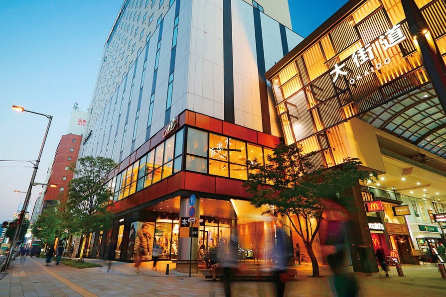 歴史ある大街道商店街。地元で穫れた果物や野菜が揃う店、地元ならではの郷土料理が楽しめる飲食店などが立ち並ぶ(愛媛県松山市)