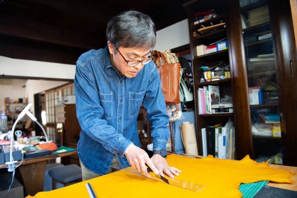 製品のデザインから革の裁断までは浩一さんの担当/大分県豊後高田市「cavan」