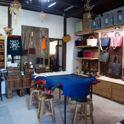 土間を活用した工房の展示スペース。一人ひとりのリクエストに対応したオーダーメイドでの製作となる/大分県豊後高田市「cavan」