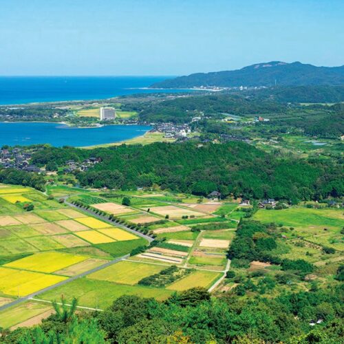 「海の京都」と呼ばれるエリアのなかでも、美しい景観が目をひく京丹後市久美浜町(京都府京丹後市)
