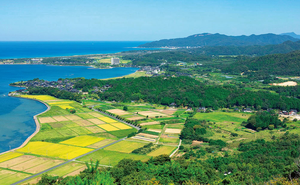「海の京都」と呼ばれるエリアのなかでも、美しい景観が目をひく京丹後市久美浜町(京都府京丹後市)