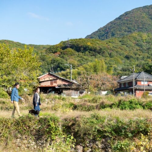 愛犬のおかかくんと近所のお散歩コースで。「家の周囲ののどかな風景がいちばんのお気に入り。真玉温泉や夷谷温泉にもよく行きます」と浩一さん/大分県豊後高田市「cavan」