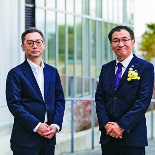 坂井市役所にて、池田禎孝 坂井市長(右)と田舎暮らしの本編集長 生川(左)