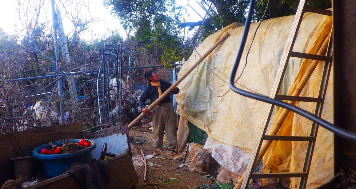 冬の嵐が吹き荒れ、ゆがんだビニールハウスの修復に半日奮闘