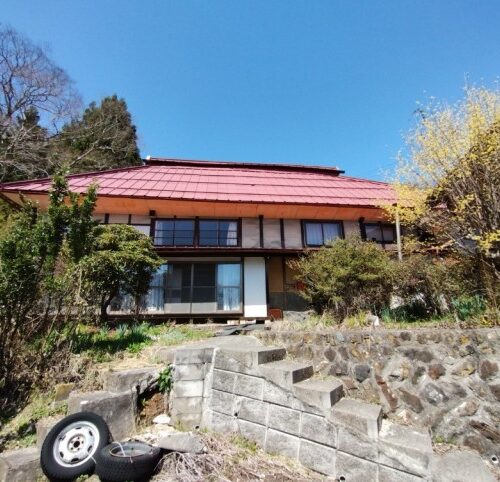 自然豊かな山村集落に立つ築120年あまりの古民家が50万円! 広い土間と明るい広縁が魅力【長野県長野市】