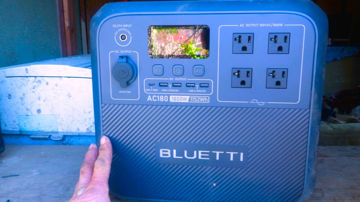 田舎暮らしの電力確保のため購入したポータブル電源、太陽光発電と併用する生活