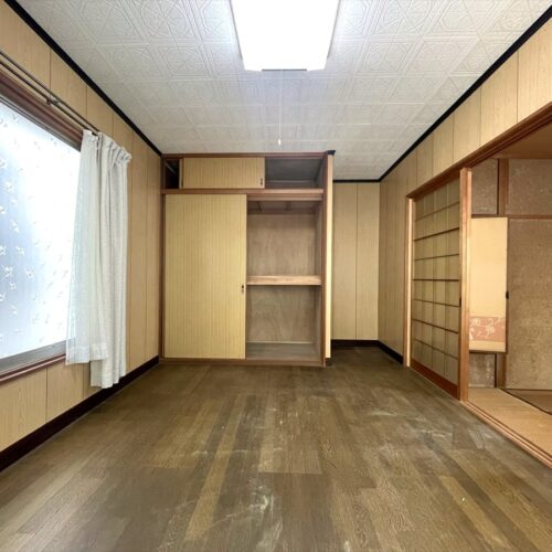 兵庫県洲本市の物件の洋室。収納もある。