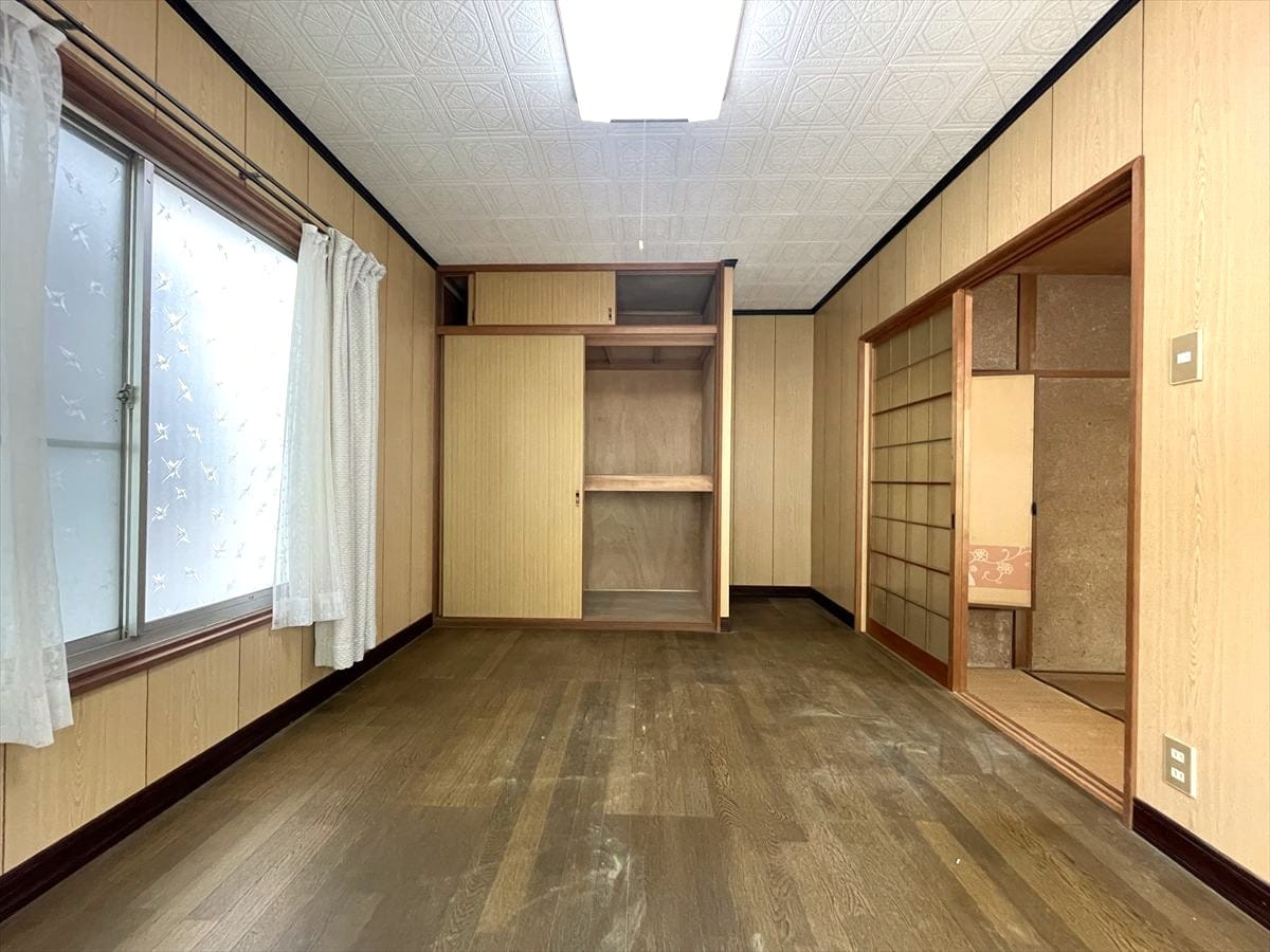 兵庫県洲本市の物件の洋室。収納もある。