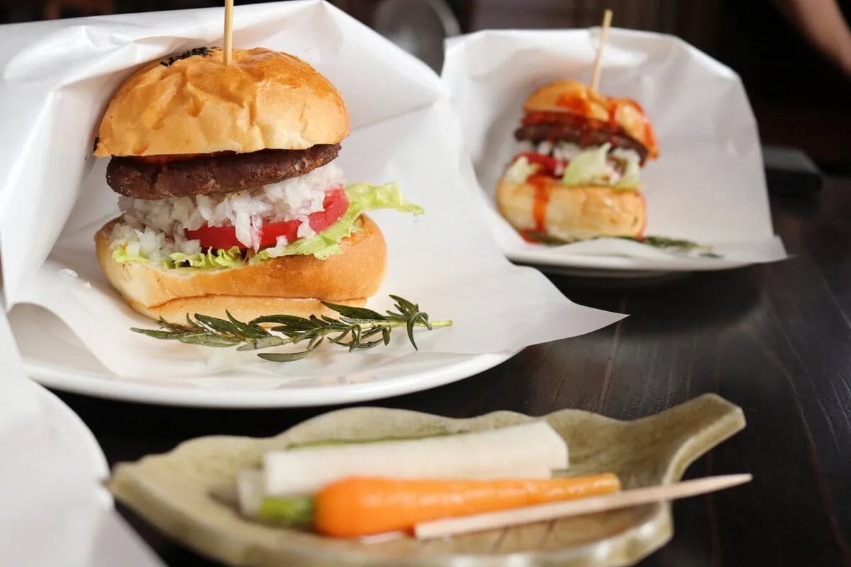 長崎県雲仙市のご当地バーガー「雲仙ジオバーガー」。