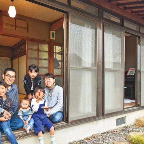 岡山県備前市へ移住した家族。ゲストハウスに使う予定の平屋にて