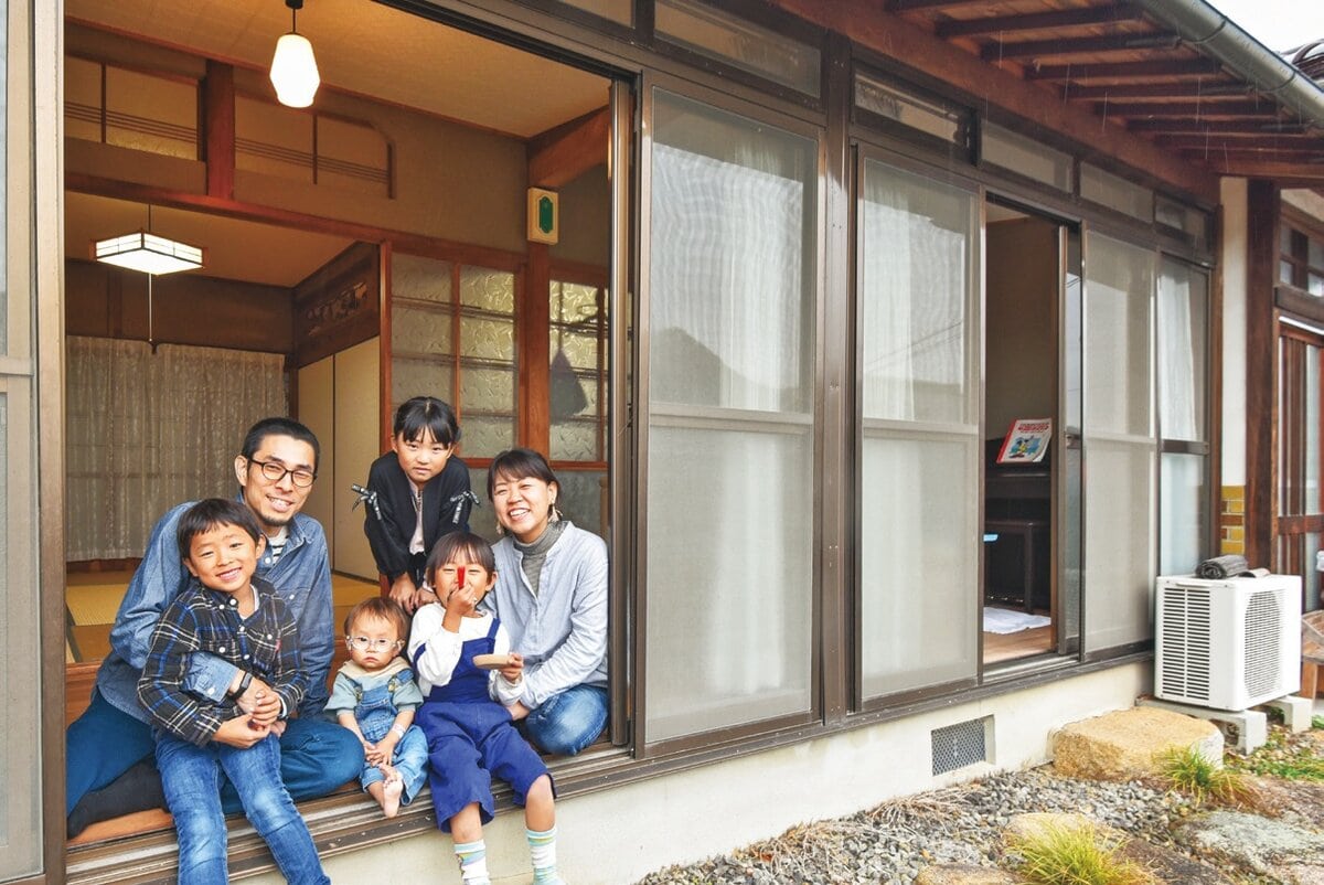 岡山県備前市へ移住した家族。ゲストハウスに使う予定の平屋にて