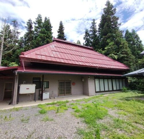 長野市街地から戸隠・飯綱高原へ向かう途中に立つ、立派な佇まいの古民家。土蔵を改装した物置付き【長野県長野市】