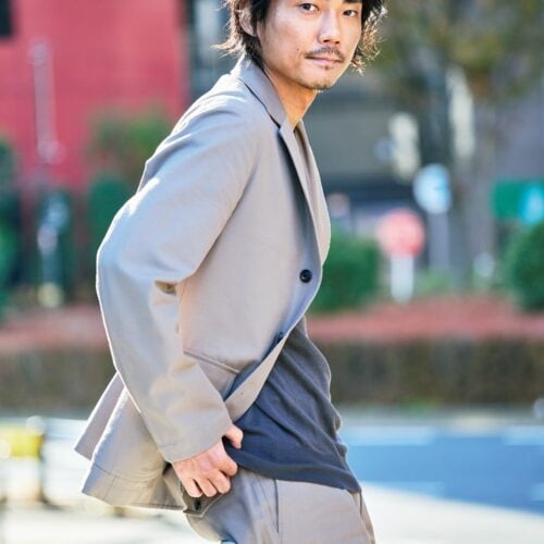 田舎暮らしの本のインタビューを受ける毎熊克哉さん