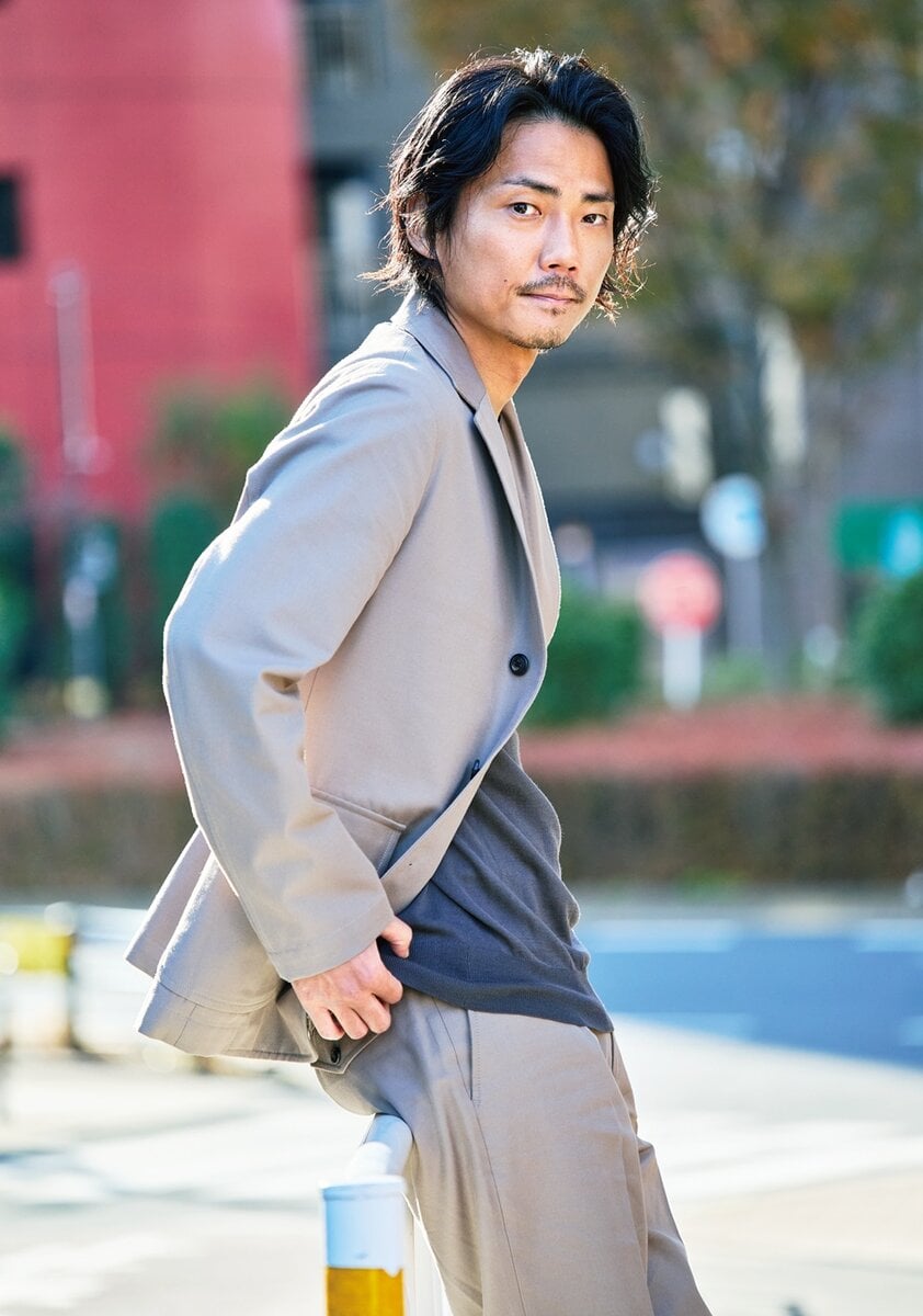 田舎暮らしの本のインタビューを受ける毎熊克哉さん