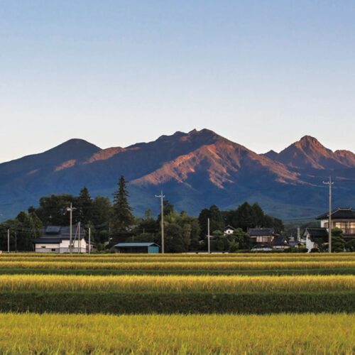 山梨県北西部に位置し、八ヶ岳や南アルプスなど名峰に囲まれた人口約4万5000人のまち/山梨県北杜市