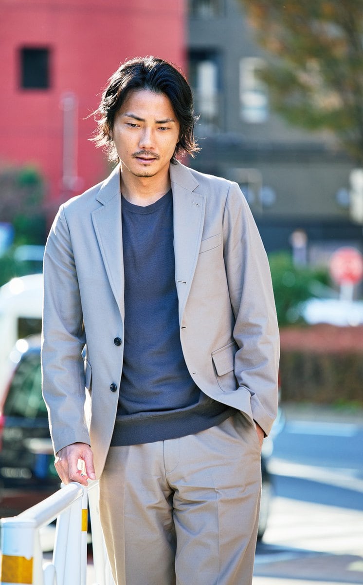 田舎暮らしの本のインタビューを受ける毎熊克哉さん