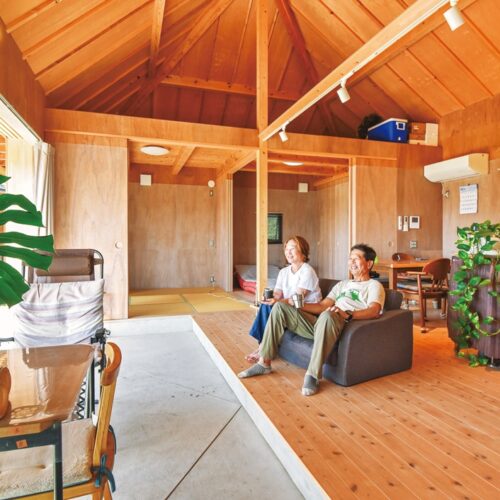 コテージは大きなワンルーム的にも使える2LDK +土間。エアコン、冷蔵庫、電子レンジ、洗濯機、テーブルセットなど、主要な家具・家電を完備/兵庫県淡路市「淡路クラインガルテン野田尾」