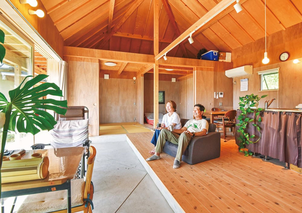 コテージは大きなワンルーム的にも使える2LDK +土間。エアコン、冷蔵庫、電子レンジ、洗濯機、テーブルセットなど、主要な家具・家電を完備/兵庫県淡路市「淡路クラインガルテン野田尾」