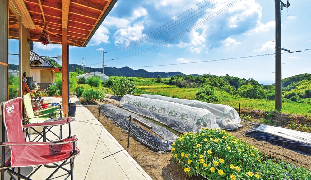 リビングのすぐ前に広がる菜園は南向きで日当たりも眺望も良好。彩りとして手前に花を植えている/兵庫県淡路市「淡路クラインガルテン野田尾」