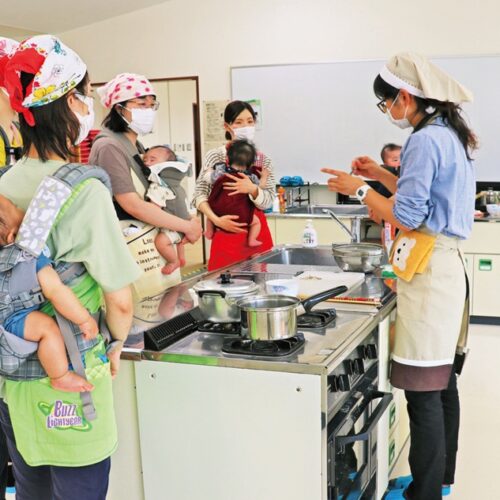 子育て世代包括支援センターで行われる、乳幼児健診や離乳食教室、マタニティカフェ、ベビーマッサージ教室などを通して、自然と同年代の子どもを持つ仲間ができる/山梨県北杜市