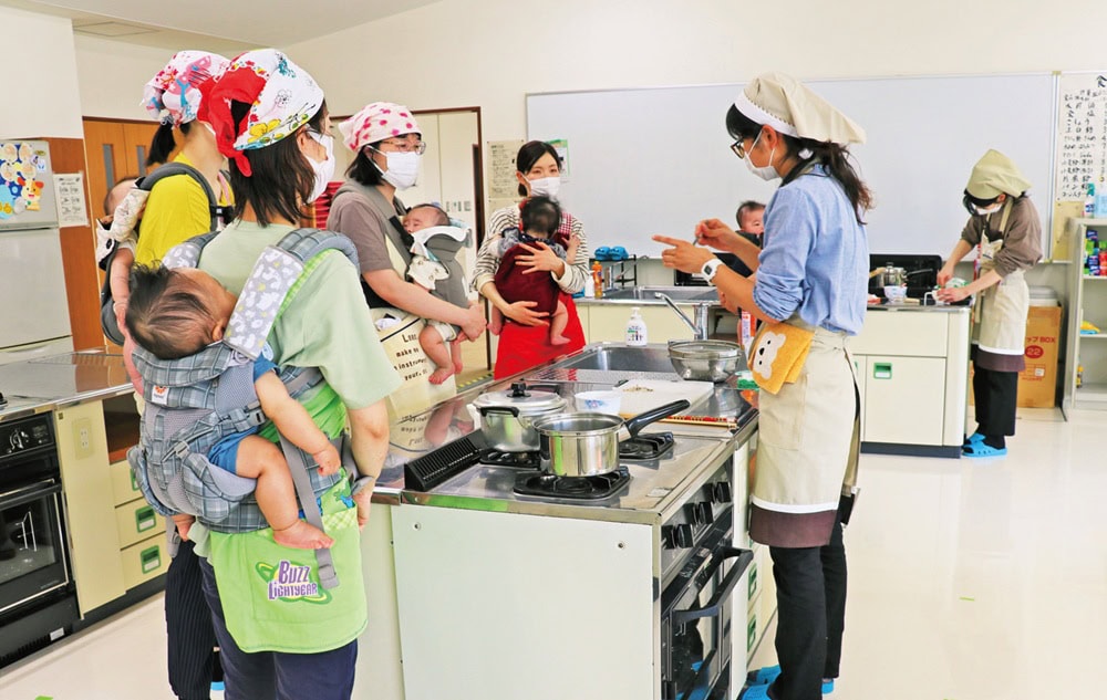 子育て世代包括支援センターで行われる、乳幼児健診や離乳食教室、マタニティカフェ、ベビーマッサージ教室などを通して、自然と同年代の子どもを持つ仲間ができる/山梨県北杜市