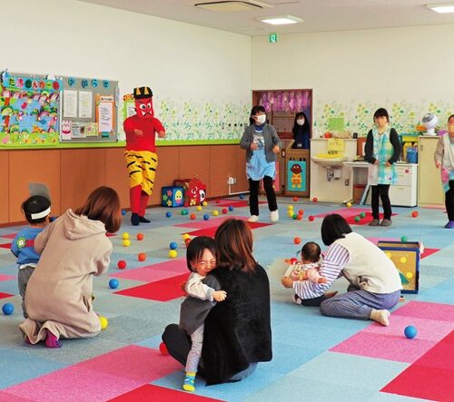 子育て世代包括支援センター内にある交流スペース「つどいの広場」/山梨県北杜市