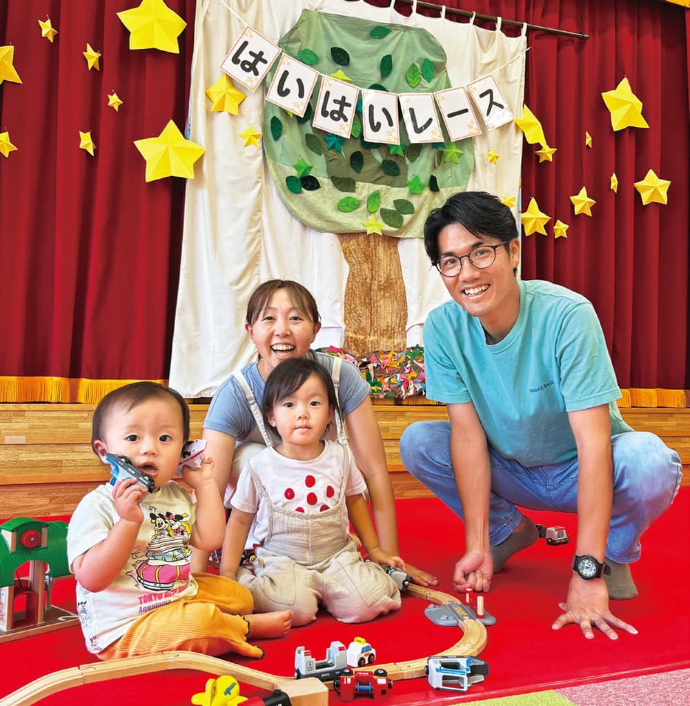 大輪崇人さん、妻の梨奈さん、長女、長男の4人家族。長女が1歳だった2023年4月に、地域おこし協力隊として北杜市へ移住した/山梨県北杜市