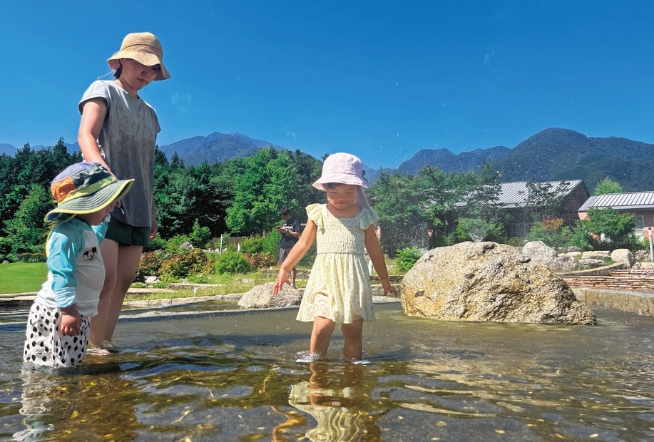 「自然豊かな北杜市では、お弁当を持って公園に出かけるだけのことが、大満足なアクティビティになるんです」(大輪さん)。写真は「白州・尾白の森 名水公園べるが」/山梨県北杜市